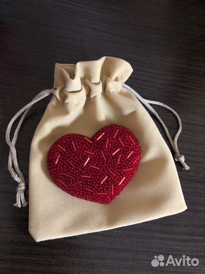 Брошь из бисера ручной работы