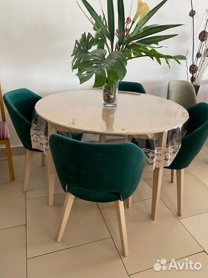 Стол и стулья из массива дерева