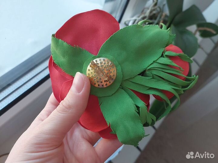 Брошь Красные розы