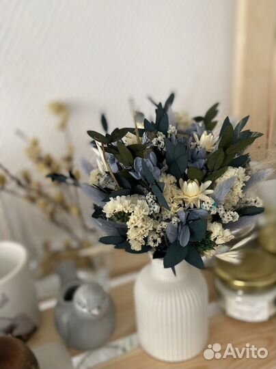 Букет из сухоцветов в вазе