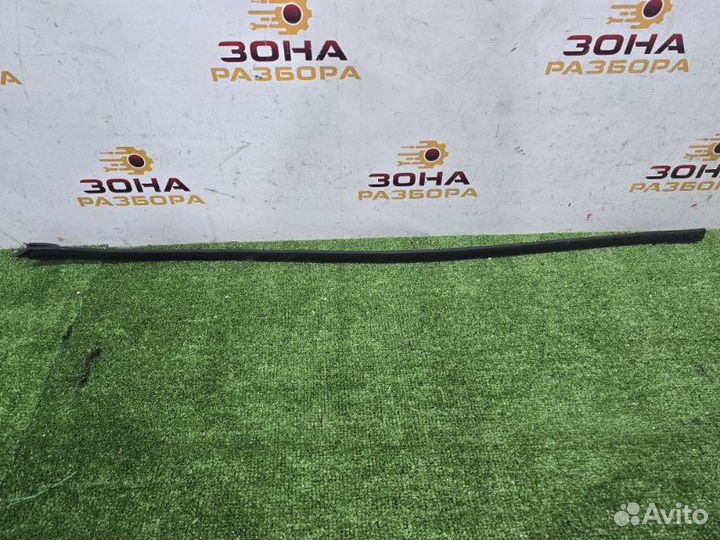 Уплотнитель двери передний правый Volkswagen Golf