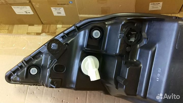 Фара правая Renault Logan 10-14 повторитель внутри