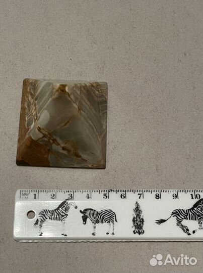 Пирамида из камня оникс