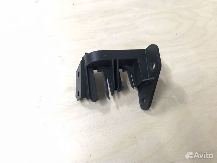 Кронштейн проводки 06K971497D Passat B8