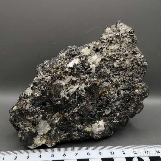 Сфалерит (марматит), друза с кристаллом кальцита