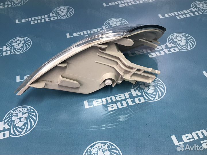 Указатель поворота правый белый Nissan Almera