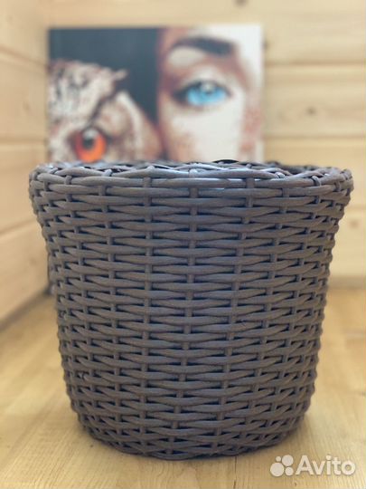 Кашпо из искусственного ротанга