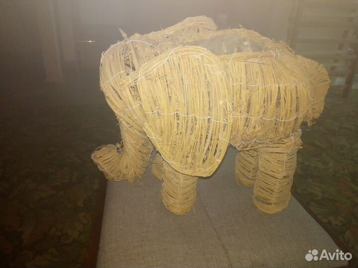 Кашпо под цветок плетёное в виде слона