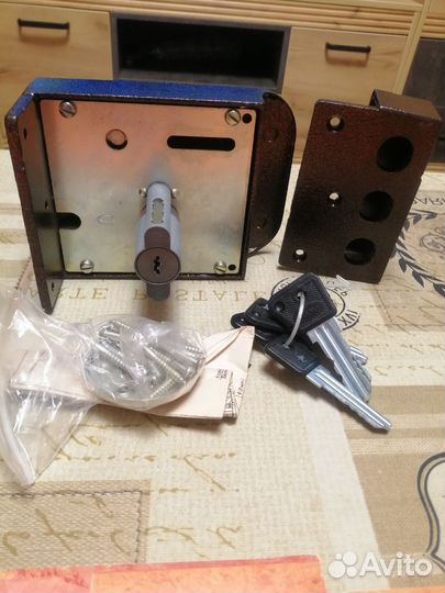 Замок дверной накладной