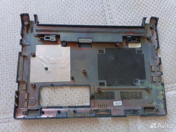 Корпус, рамка матрицы,петли samsung n150 plus