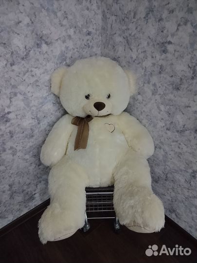 Большой плюшевый медведь
