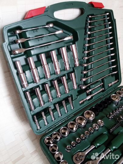 Громадный набор инструментов в кейсе для авто