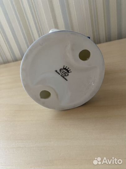 Фигурка девушки с зайчиком