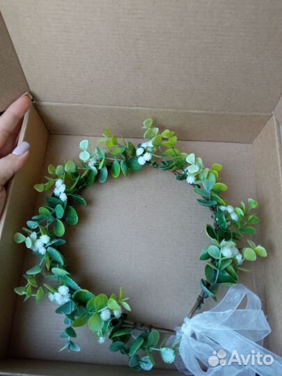 Венок на голову из гипсофилы и зелени