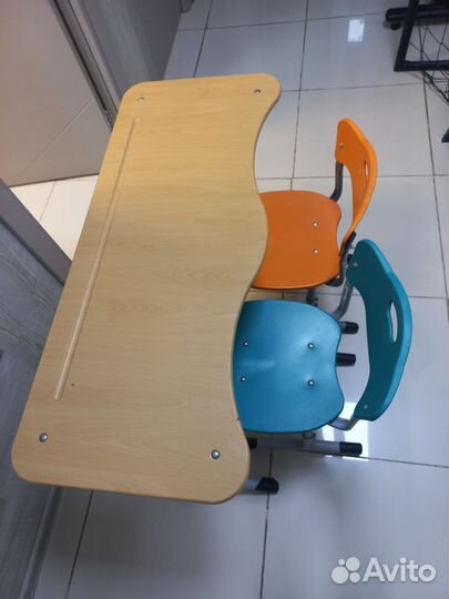 Школьная парта и стулья