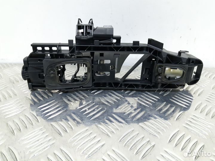 Б/У Кронштейн ручки двери передзад левой#002