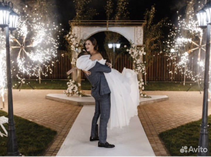 Свадьба.Тяжелый дым.Дорожки из фонтанов