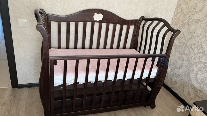 Детская кроватка с маятником и ящиком