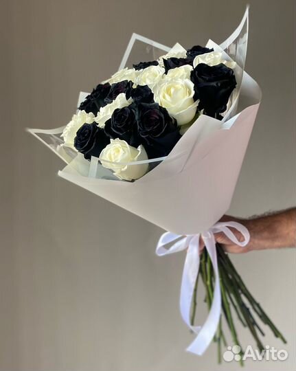 Букет черных и белых роз. Бесплатная доставка