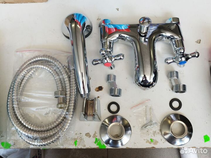 Смеситель для ванны с душем новый