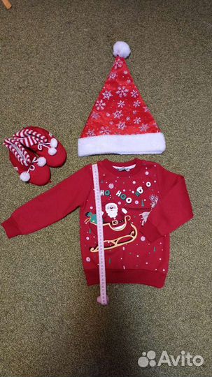 Новогодний свитер, тапочки и колпачок