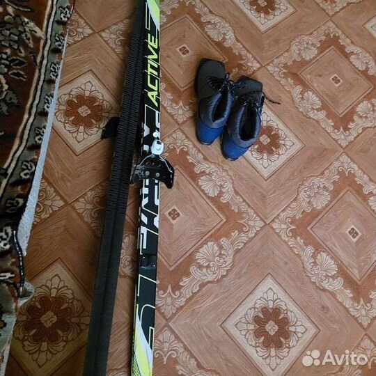 Лыжи с палками и ботинками