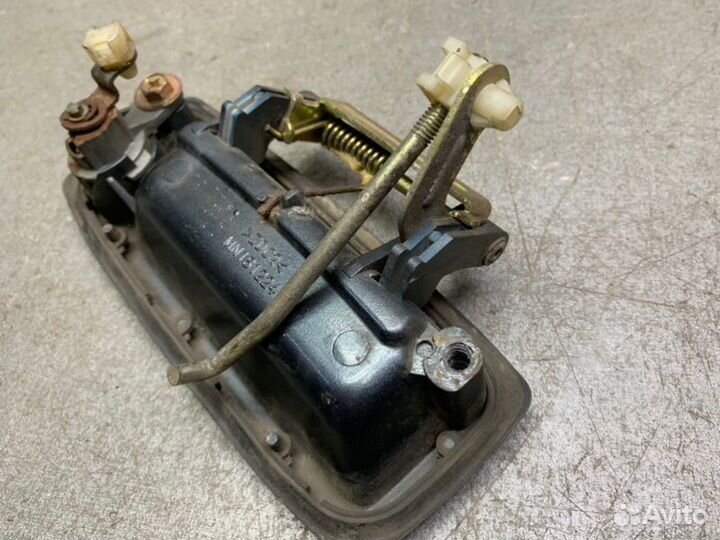 Ручка двери багажника Mitsubishi Outlander 1