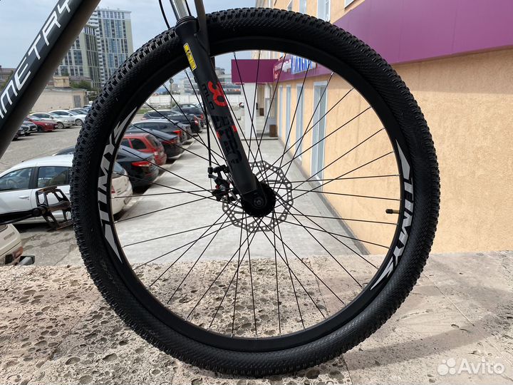 Новый горный велосипед на алюминиевой раме