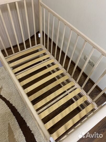 Детская кроватка с маятником