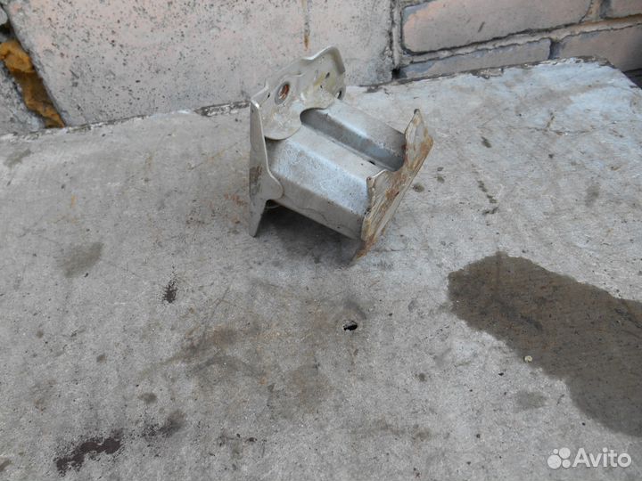 Кронштейн переднего бампера левый Toyota Corolla