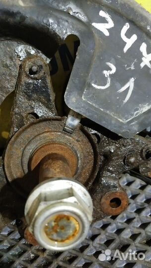 Кулак задний левый Renault Fluence