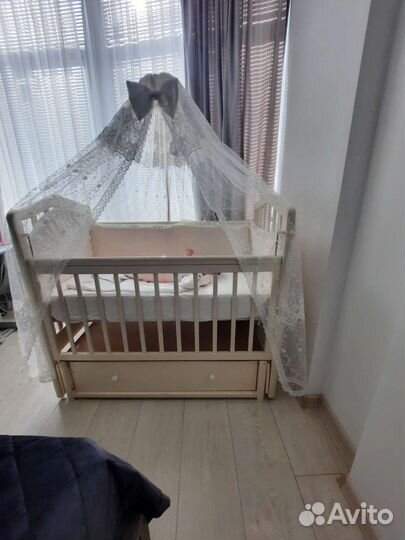 Детская кроватка с маятником и ящиком