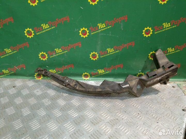 Кронштейн крепления фары правый Volkswagen Passat