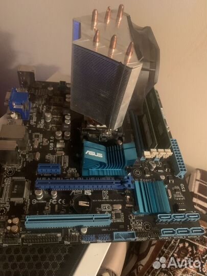 Материнская плата с процессором и памятью
