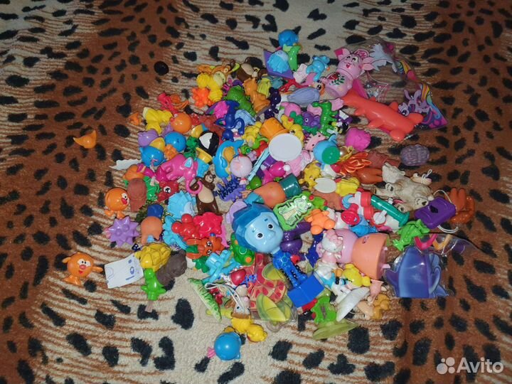 Киндер сюрприз и игрушки пакетом