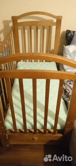 Детская кроватка с маятником