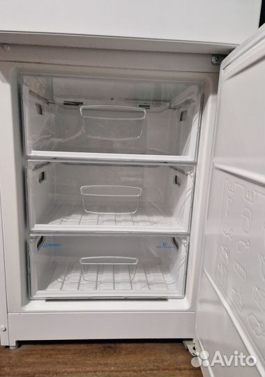 Холодильник Indesit EF 16 Total No Frost