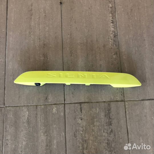 Накладка двери багажника Toyota Sienta 2018