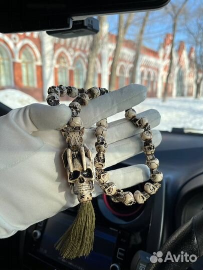 Четки подвесные ручной работы в авто череп