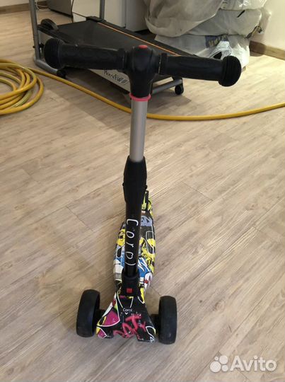 Самокат со светящимися колесами