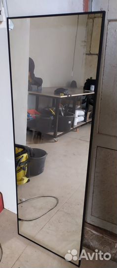 Зеркало в черной раме