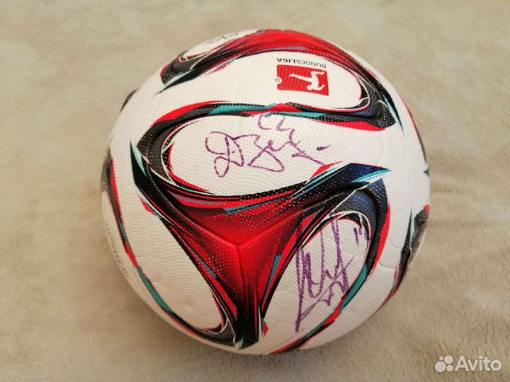 Мяч с автографами игроков сборной России по футбол