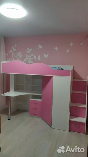 Кровать чердак со столом и шкафом