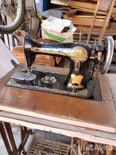 Швейная машинка на станине