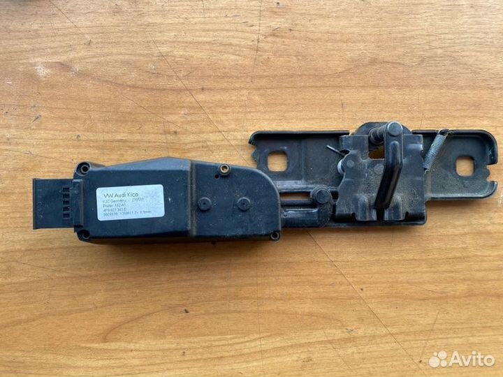 Замок багажника Skoda Superb cfgb 2011