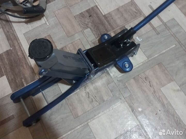 Домкрат подкатной 2 т новый