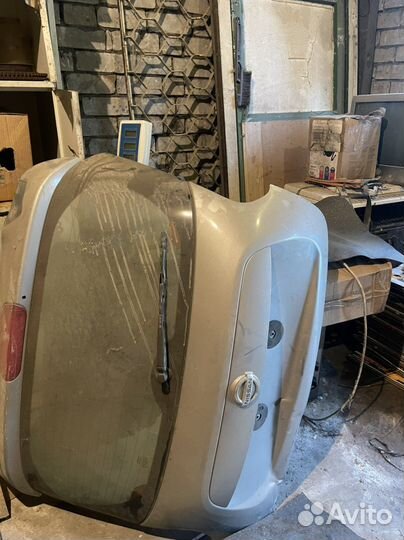 Крышка багажника Нисан жук