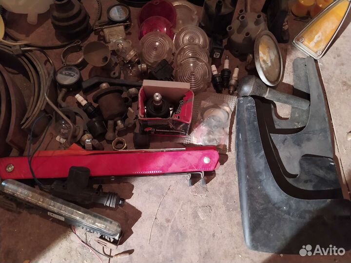 Коробка запчастей, гаражный скарб