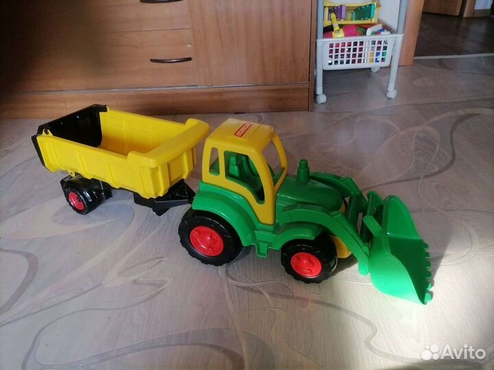 Трактор с прицепом