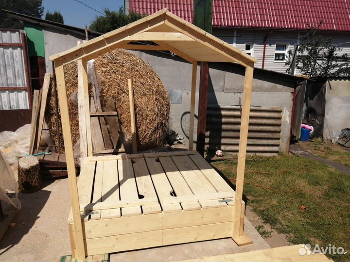 Песочница с крышей